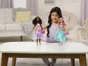 Cette image publiée par Mattel montre un enfant jouant avec Teresa, un ensemble de luxe My First Barbie, de nouvelles poupées spécialement conçues pour les enfants dès l'âge de 3 ans.