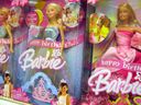 Poupées Barbie dans un magasin.