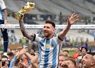 Lionel Messi d'Argentine célèbre avec ses coéquipiers et la Coupe du Monde de la FIFA.