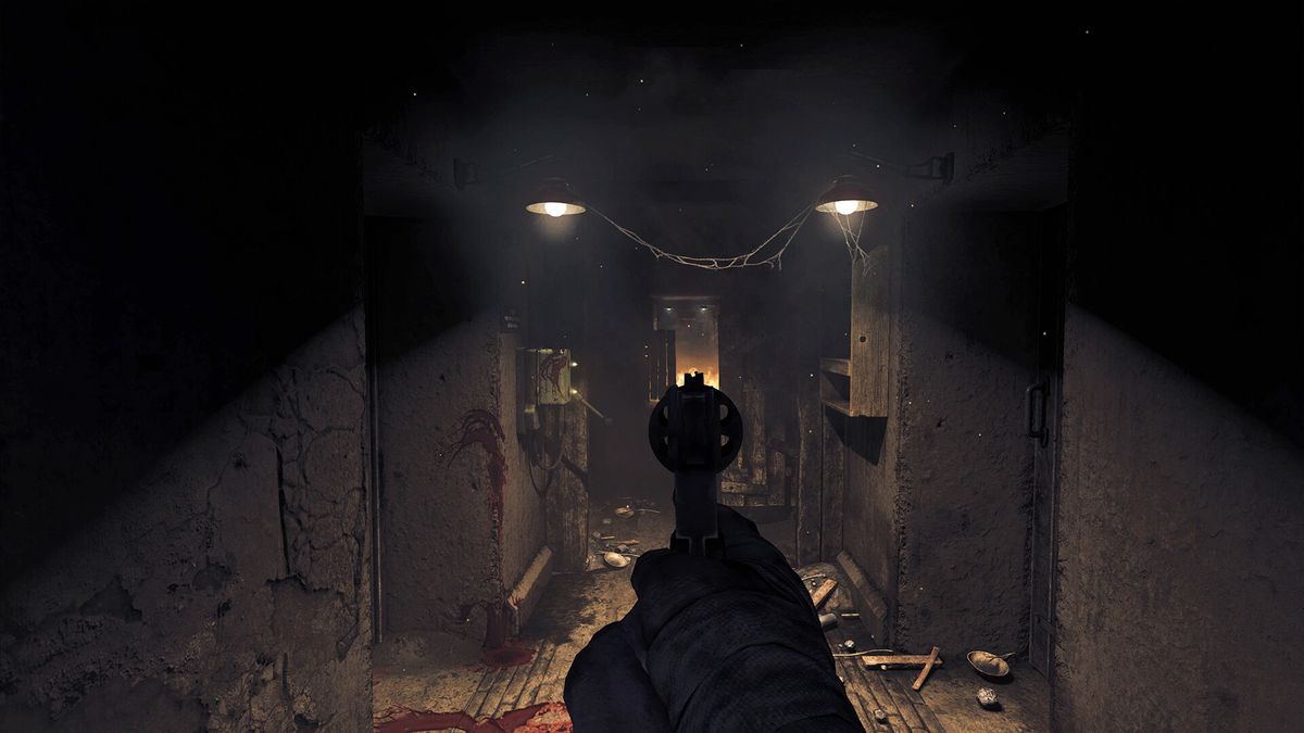 Le protagoniste vise le viseur de son pistolet dans un couloir dans Amnesia: The Bunker