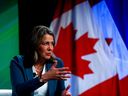 La première ministre de l'Alberta, Danielle Smith, prend la parole lors de la conférence Canada Strong and Free Networking le 23 mars 2023. 