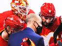 L'entraîneur adjoint de l'époque, Ryan Huska, des Flames de Calgary, s'entretient avec ses joueurs lors d'un temps mort lors d'un match de la LNH contre les Jets de Winnipeg au Scotiabank Saddledome le 9 février 2021.