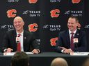 Le nouvel entraîneur-chef des Flames de Calgary, Ryan Huska, à gauche, est présenté par le directeur général Craig Conroy au Scotiabank Saddledome de Calgary le lundi 12 juin 2023. 