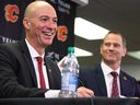Le nouvel entraîneur-chef des Flames de Calgary Ryan Huska, à gauche, et le directeur général Craig Conroy s'entretiennent avec les médias au Scotiabank Saddledome de Calgary le lundi 12 juin 2023.