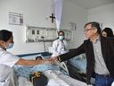 Le président colombien Gustavo Petro accueille une infirmière qui s'occupe de l'un des quatre enfants autochtones qui ont survécu à un accident d'avion Amazon qui a tué trois adultes et a ensuite bravé la jungle pendant 40 jours avant d'être retrouvé vivant dans un hôpital militaire de Bogota le samedi 10 juin 2023 .