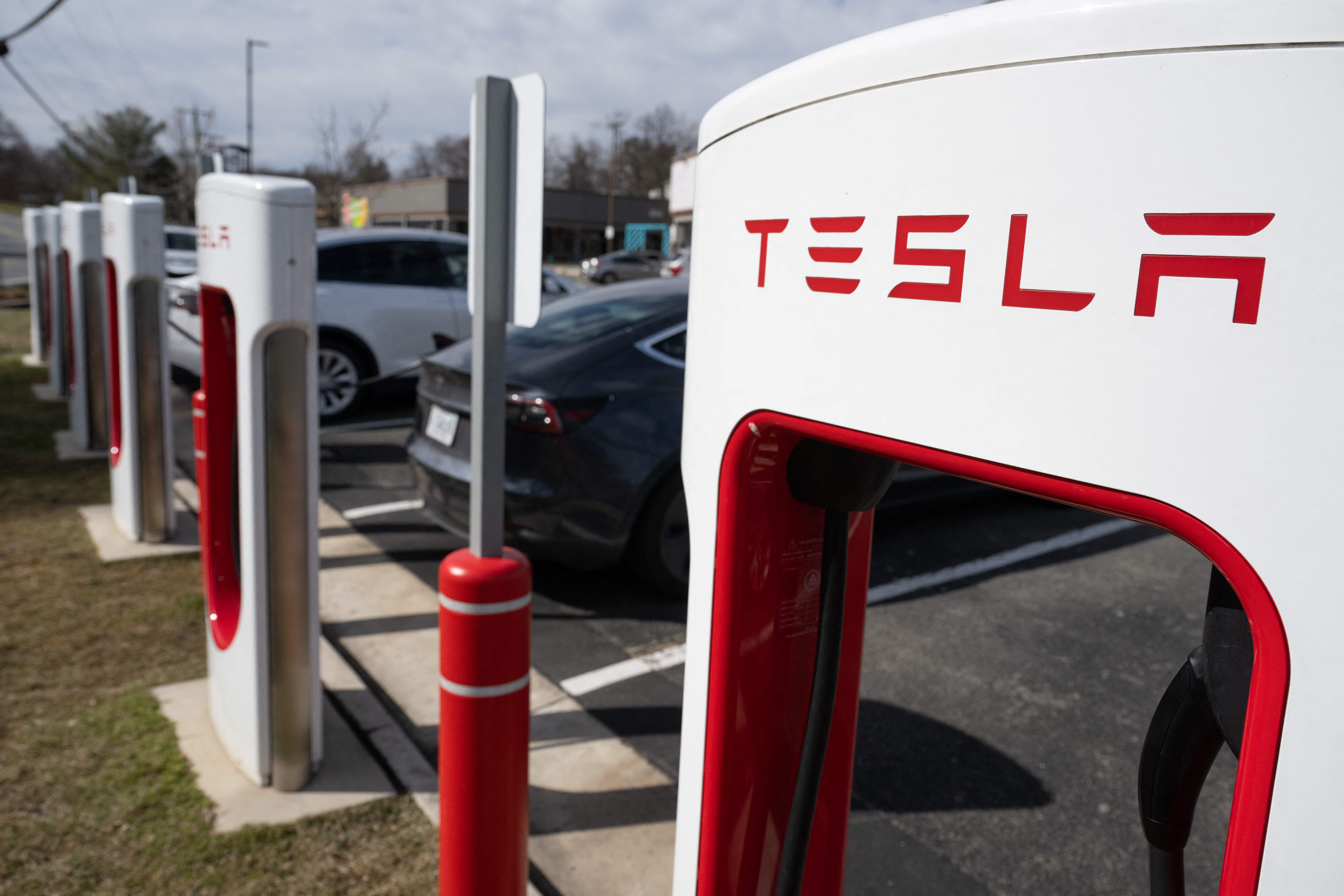 Teslas chargeant aux Superchargeurs