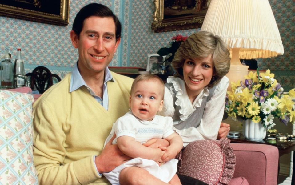 Le prince Charles et la princesse Diana de l'époque avec le prince William