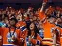 Les fans des Oilers d'Edmonton encouragent l'équipe avant le début de leur match éliminatoire contre les Kings de Los Angeles à Rogers Place à Edmonton, le mardi 25 avril 2023. Les Oilers ont gagné 6-3.