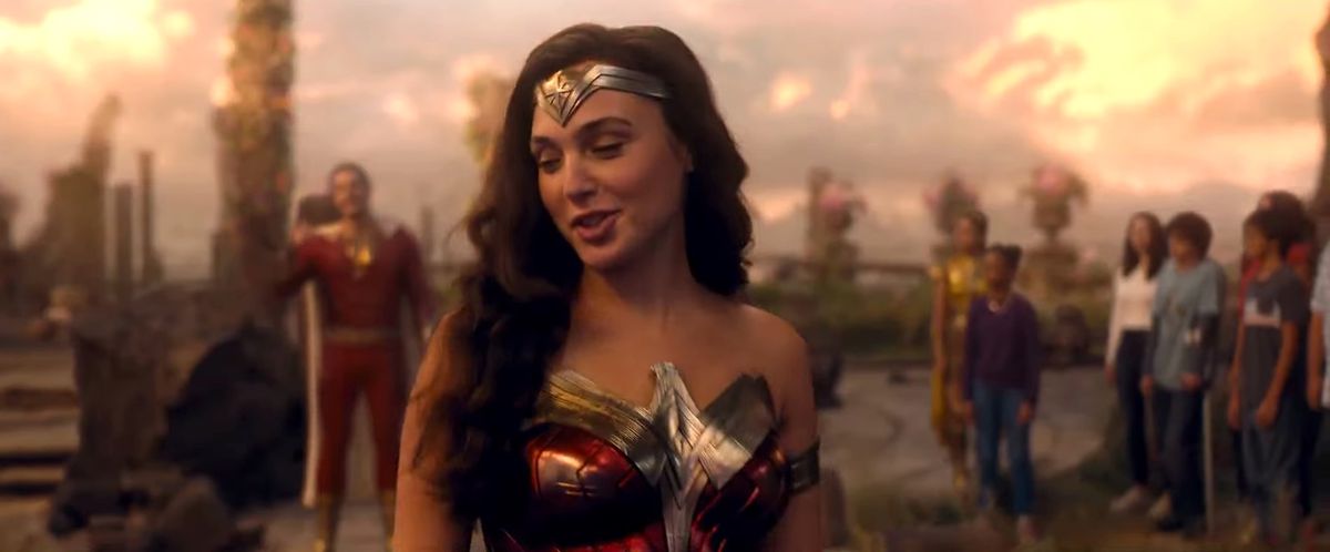 Gal Gadot en tant que Wonder Woman s'éloigne de Shazam et retourne ses cheveux dans Fury of the Gods