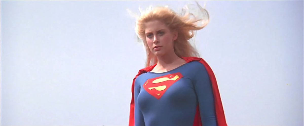 Helen Slater dans le rôle de Supergirl, les cheveux blonds flottant au vent, dans Supergirl (1984).