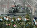 Les troupes canadiennes du groupement tactique de la présence avancée renforcée de l'OTAN assistent à une réunion avec la ministre canadienne de la Défense Anita Anand à Adazi, en Lettonie, le 3 février 2022.