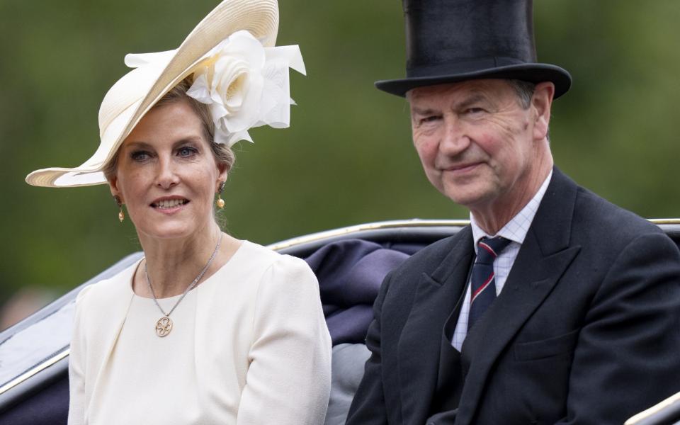 La duchesse d'Édimbourg portant une robe Beulah et un chapeau de Jane Taylor