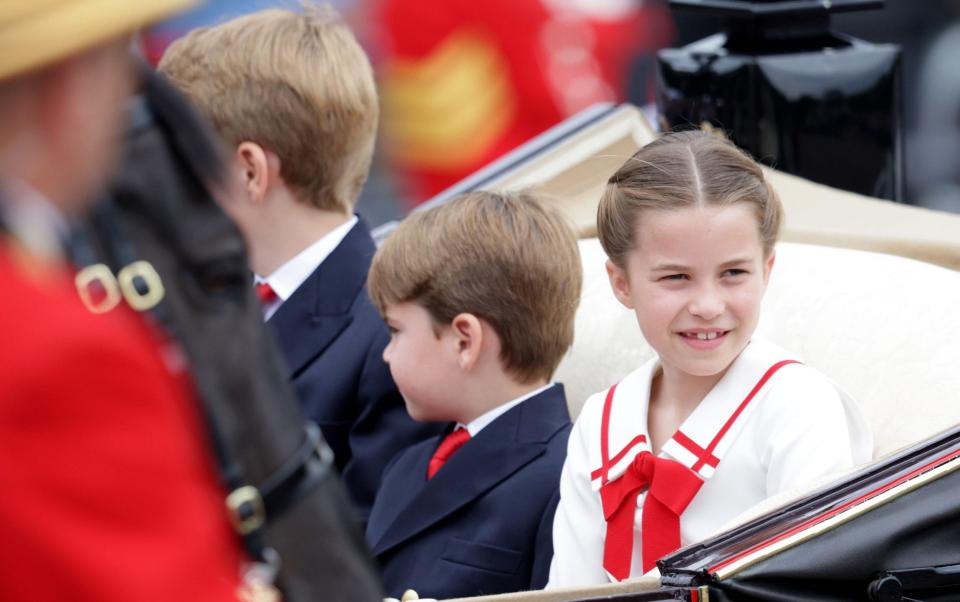 Le prince George, la princesse Charlotte et le prince Louis portaient des nuances de rouge, de blanc et de bleu