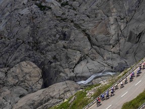 Le peloton gravit le col de la Furka lors de la cinquième étape, une course de 211 km de Fiesch à La Punt, de la 86e course cycliste Tour de Suisse UCI World Tour à Conches, en Suisse, le jeudi 15 juin 2023.