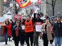 Environ un millier de grévistes de l'AFPC ont fait du piquetage devant le 90, rue Elgin, jeudi, au centre-ville d'Ottawa.  JULIE OLIVER/Postmédia