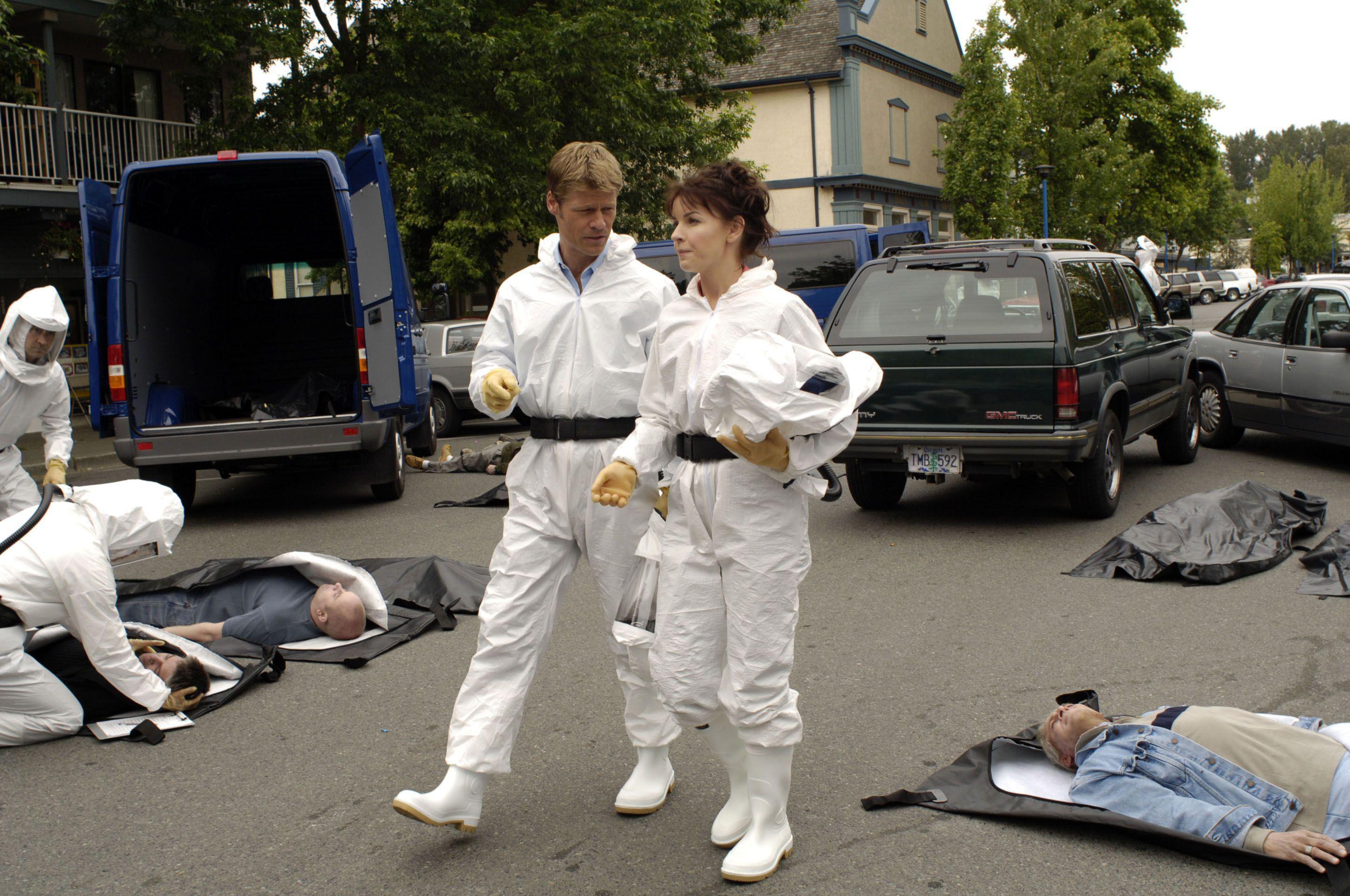 Tom Baldwin (Joel Gretsch) et Diana Skouris (Jacqueline Mckenzie) enquêtent sur une scène de crime dans The 4400.