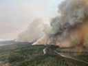 Un grand feu de forêt brûle cette image fournie par le gouvernement de l'Alberta et publiée sur sa page de médias sociaux.