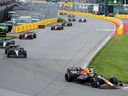 Red Bull Racing Max Verstappen, des Pays-Bas, élargit son avance en entrant dans un virage lors de l'action de course automobile de Formule 1 au Grand Prix du Canada à Montréal, le dimanche 18 juin 2023.