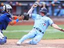 Matt Chapman des Blue Jays de Toronto marque depuis la deuxième base sur une erreur de lancer de Francisco Alvarez des Mets de New York lors de la troisième manche au Citi Field le 04 juin 2023 à New York.