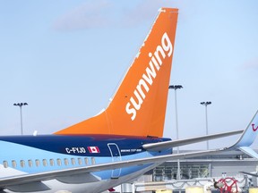 Un avion Sunwing est stationné à l'aéroport Montréal Trudeau de Montréal le mercredi 2 mars 2022. WestJet prévoit de mettre fin à Sunwing Airlines, intégrant le transporteur à bas prix dans ses activités principales d'ici deux ans.