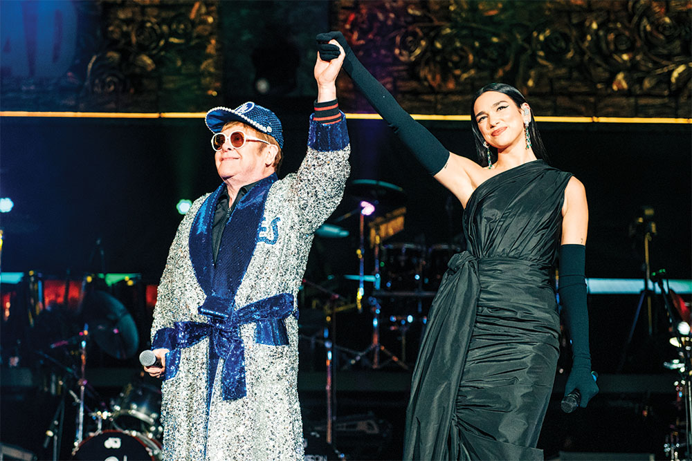 Elton John avec Dua Lipa, qui l'a rejoint sur scène pour interpréter 