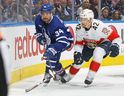 Le centre des Maple Leafs Auston Matthews, à gauche, combat Gustav Forsling des Panthers de la Floride lors du deuxième match de leur série éliminatoire de deuxième tour au Scotiabank Arena le 4 mai 2023 à Toronto.  Travailler sur un nouveau contrat pour Matthews est en tête de liste des choses à faire pour les Buds dans les semaines à venir.