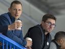 Jason Spezza (à gauche) et Kyle Dubas regardent l'entraînement lorsqu'ils étaient avec les Maple Leafs de Toronto.
