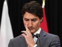 Le premier ministre Justin Trudeau s'adresse aux médias à Toronto le 2 juin 2023. La réponse du gouvernement Trudeau aux informations faisant état d'ingérence étrangère dans les élections et la vie politique canadiennes a été déplorable, écrit Rex Murphy.