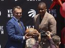 Le président des Raptors de Toronto, Masai Ujiri, présente son nouvel entraîneur-chef Darko Rajakovic à l'extérieur de la ScotiaBank Arena.