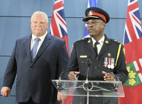 Le chef de la police de Toronto, Mark Saunders, et le premier ministre Doug Ford discutent du financement de nouvelles caméras en circuit fermé le vendredi 23 août 2019.