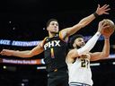 Le gardien des Phoenix Suns Devin Booker bloque le tir du gardien des Denver Nuggets Jamal Murray.