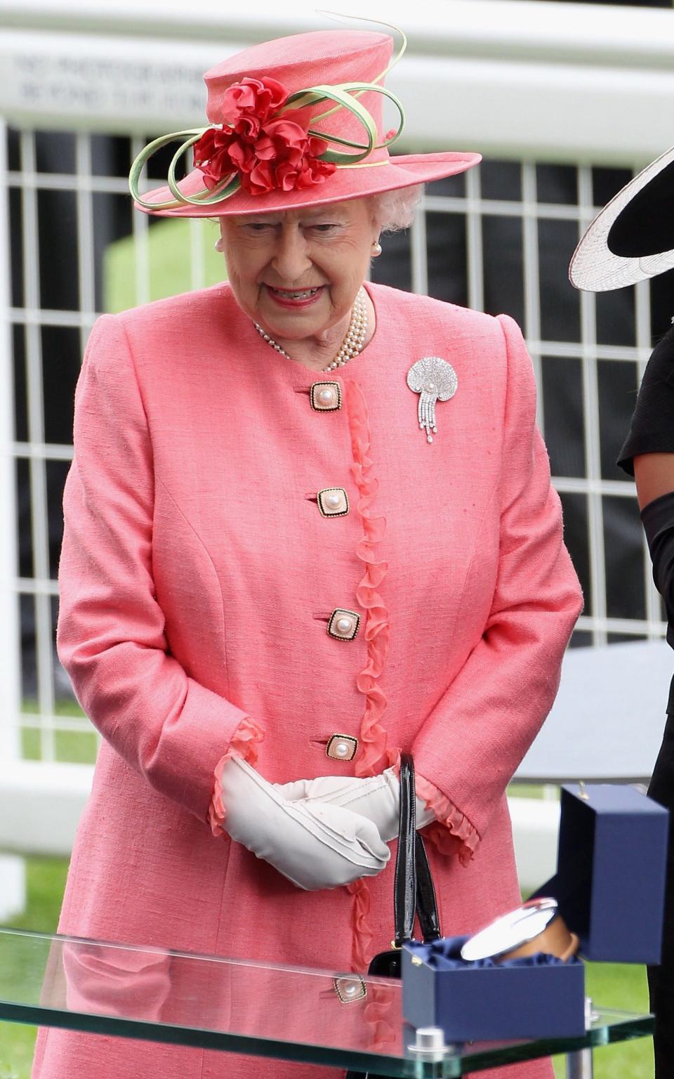 La reine Elizabeth II se prépare à présenter la Gold Cup dans le Parade Ring le Ladies Day à Royal Ascot