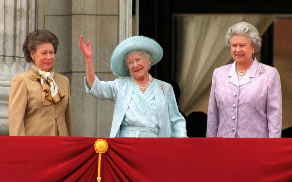 La broche a été portée par feu la reine mère pour les célébrations de son 100e anniversaire en 2002