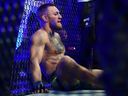 Conor McGregor réagit suite à une blessure subie contre Dustin Poirier lors de l'UFC 264 au T-Mobile Arena. 
