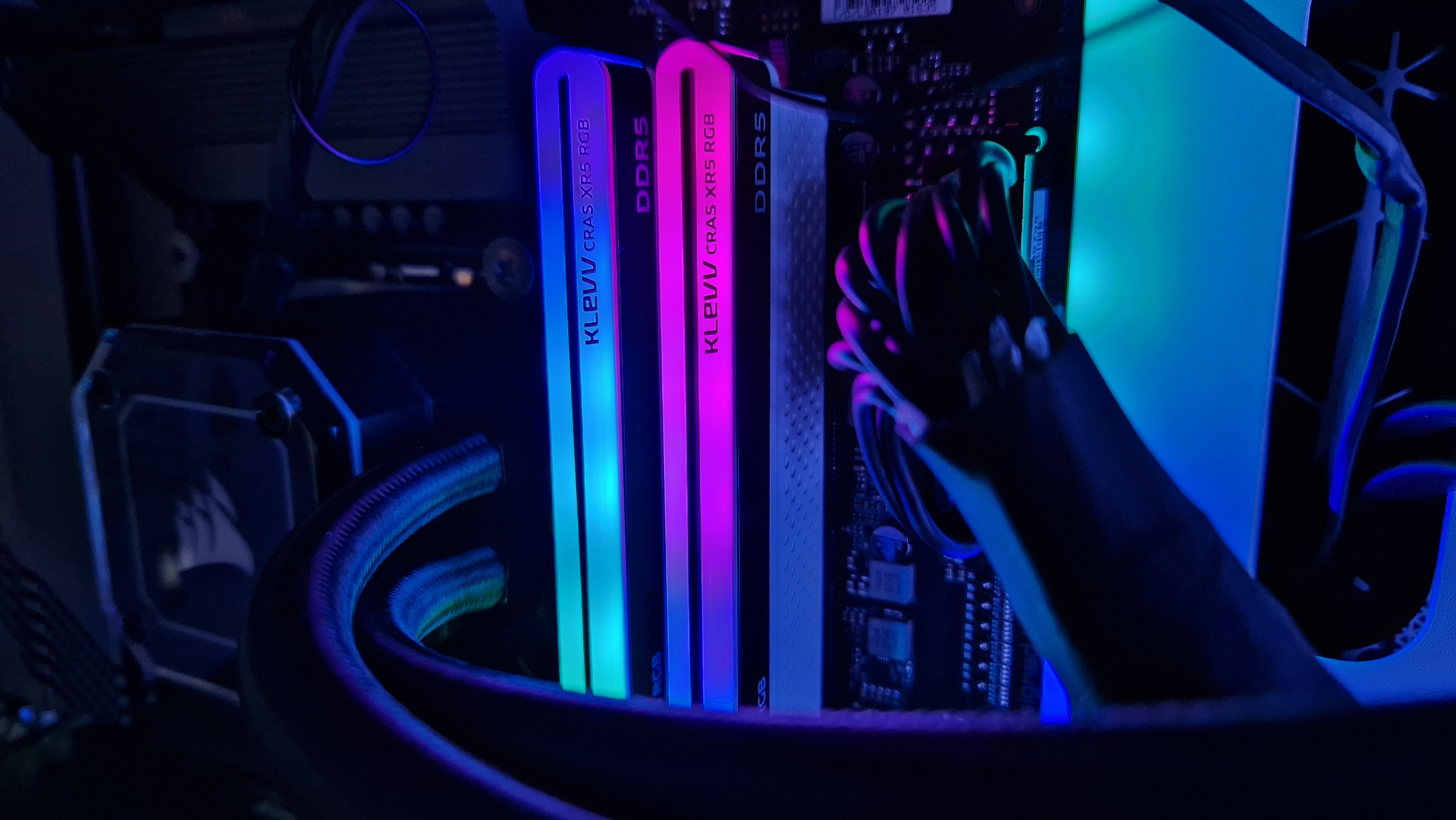Klevv Cras XR5 RGB DDR5 RAM avec éclairage RVB bleu et rose lorsqu'il est installé dans un PC de jeu