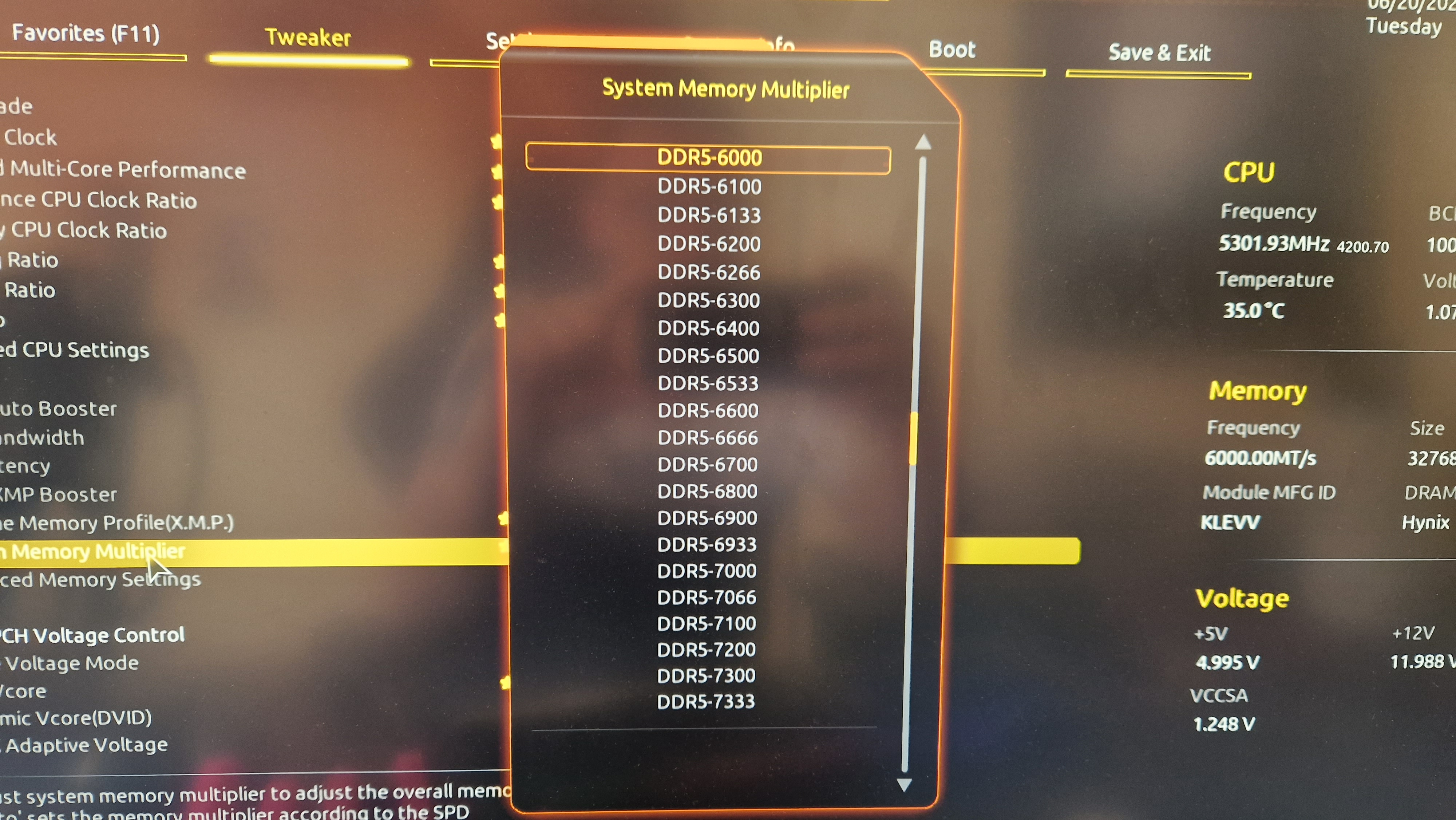 Réglage du sélecteur de vitesse de la RAM DDR5 dans un menu du BIOS Gigabye