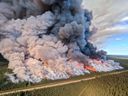 Un feu de forêt brûle dans le nord-est de la Colombie-Britannique