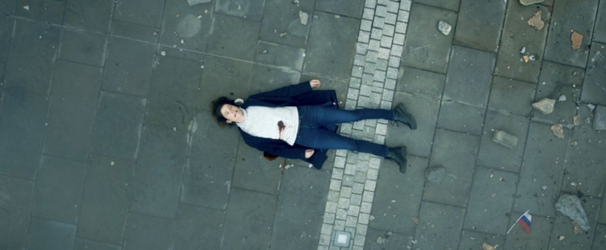 Maria Hill gisant morte sur le sol avec une blessure par balle visible dans Secret Invasion
