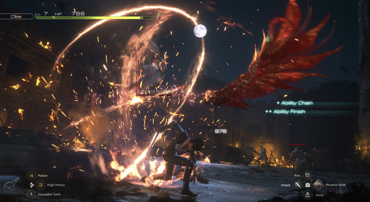 Clive utilise une attaque enflammée en forme de fouet contre un ennemi ailé appelé astrologue impérial dans Final Fantasy 16