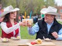 La princesse Sarah Lambros du Stampede de Calgary, à gauche, et le PDG du Stampede de Calgary, Joel Cowley, goûtent à la nourriture lors du lancement de la nourriture à mi-chemin du Stampede de Calgary 2023 au parc ENMAX le 10 mai.