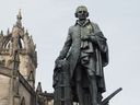 Statue de l'économiste écossais, philosophe et écrivain Adam Smith sur le Royal Mile à Édimbourg, Royaume-Uni