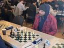 Joey Votto jouant aux échecs au Annex Chess Club de Toronto.
