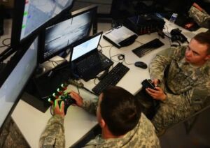 Les soldats utilisent une manette Xbox pour viser et tirer à distance depuis le sommet d'une tour.