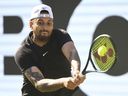 L'Australien Nick Kyrgios renvoie le ballon au Chinois Wu Yibing lors du tournoi de tennis de Stuttgart, en Allemagne, le mardi 13 juin 2023.