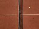 Le ballon passe au-dessus du filet lors du match de quart de finale du tournoi de tennis Roland-Garros entre la Tchèque Karolina Muchova et la Russe Anastasia Pavlyuchenkova au stade Roland Garros à Paris, le mardi 6 juin 2023.