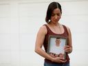 Carmen Claydon tient une photo de son mari, le const.  Trevor Claydon, devant chez elle le 9 juin 2023. Claydon s'est suicidée en juin 2020.