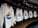 Les chandails des Vancouver Canucks Pride sont suspendus dans le vestiaire avant leur match de la LNH contre les Capitals de Washington au Rogers Arena le 11 mars 2022.