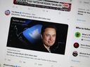 Dans cette photo d'illustration, la nouvelle de la tentative d'Elon Musk de prendre le contrôle de Twitter est tweetée le 25 avril 2022 à Chicago.