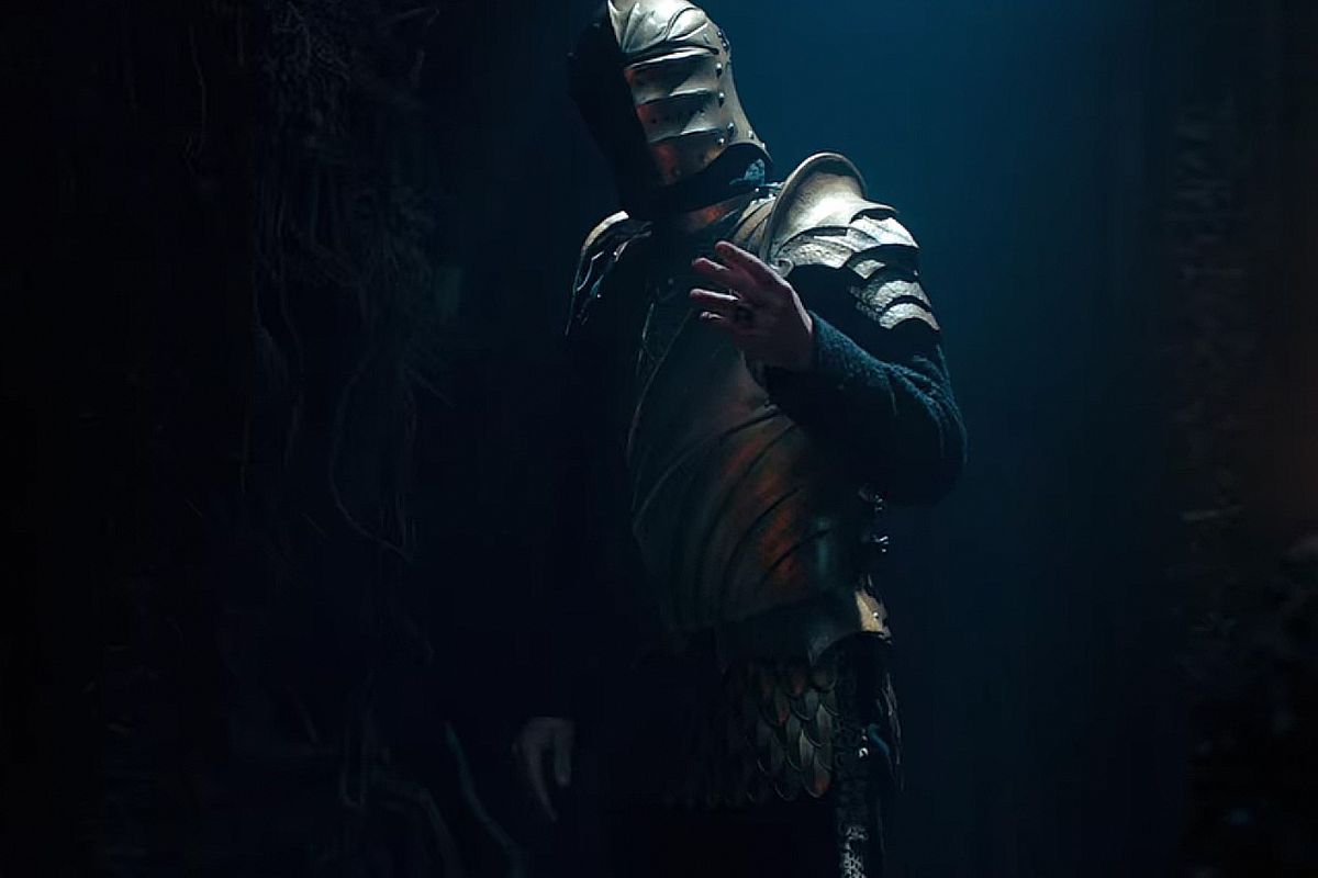 Emhyr, complètement obscurci par son armure, dans The Witcher saison deux