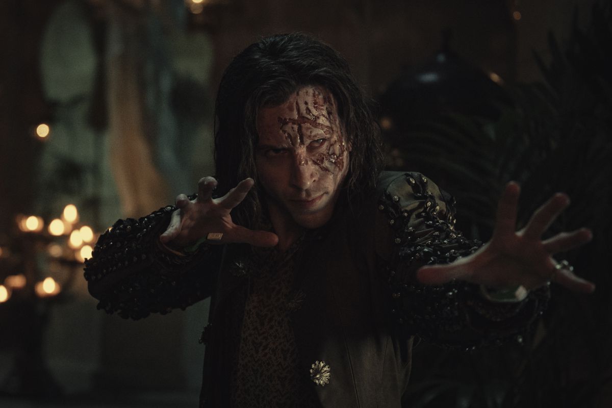 Reince (Chris Fulton) faisant de la magie dans une image de la saison 2 de The Witcher
